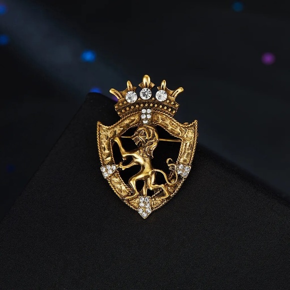 Retro Lion Shield Suit Lapel Pin - Picture 1 of 4